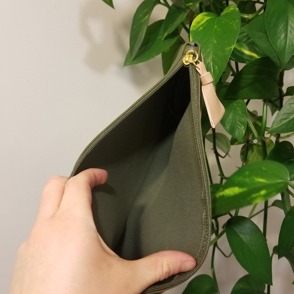 🍁 3/$25 - Elizabeth Arden Makeup bag - Picture 3 of 5